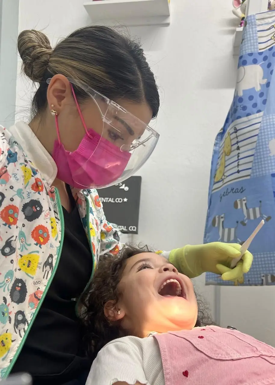 Equipo de radiografía dental y laptop de diagnóstico